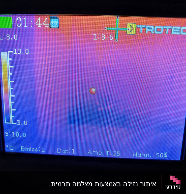 תצוגת מצלמה תרמית עם נתוני טמפרטורה ולחות